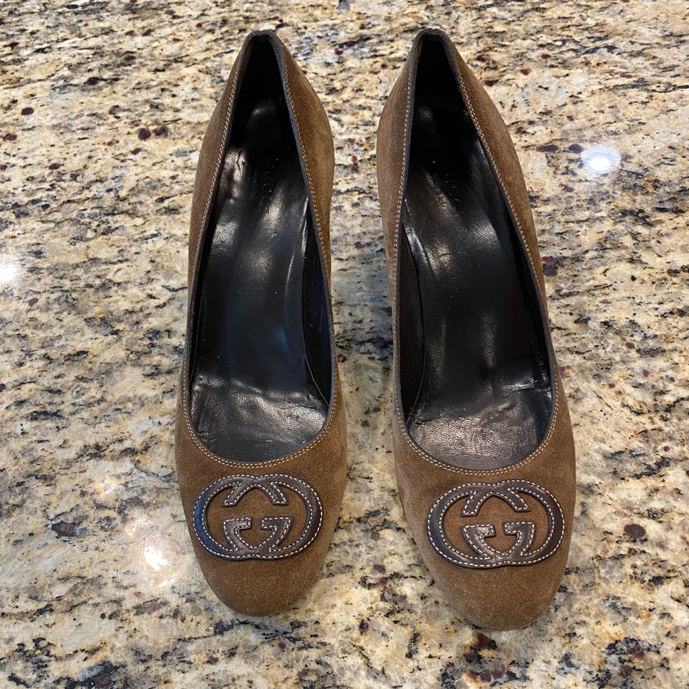 GUCCI Brown Suede Heels, 8.5, Logo on Toe, STUNNING!